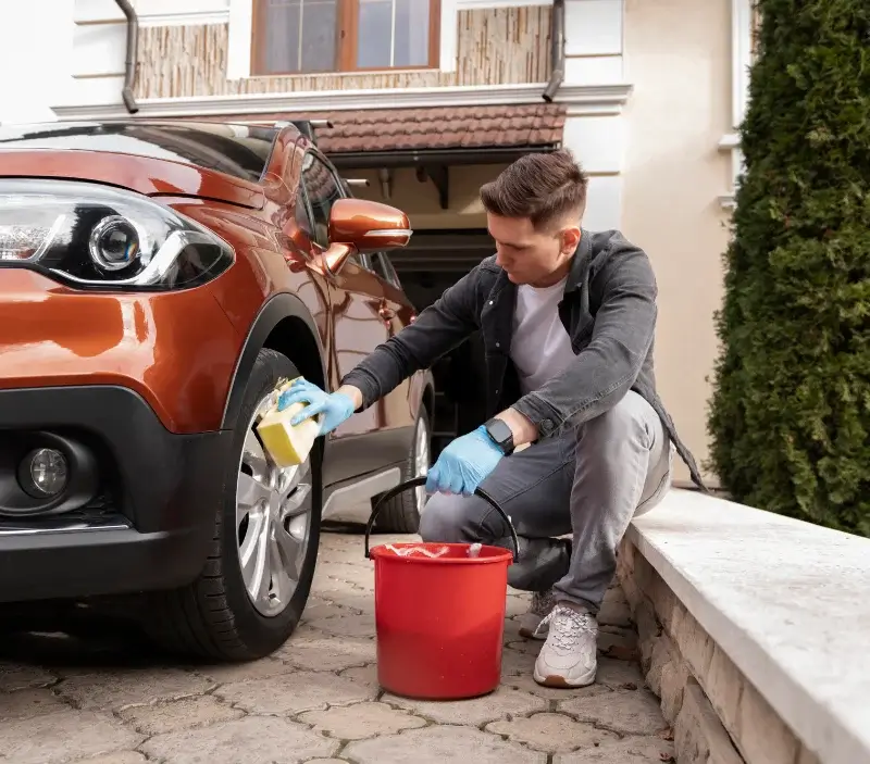 Lavage auto à domicile Bagnols-sur-Cèze : professionnel intervenant sur un véhicule